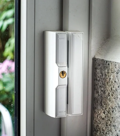 Zusätzliche Sicherung an einem Fensterrahmen