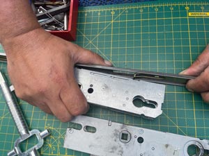 Arbeit an einer Schlossmechanik auf der Werkbank