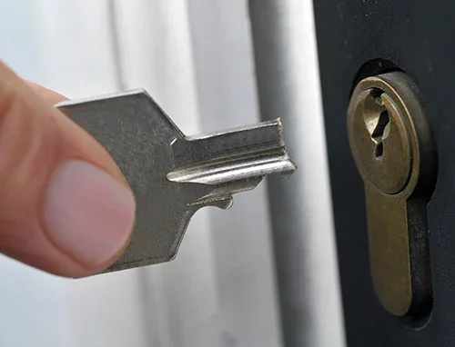 Abgebrochener Schlüssel vor einem Schließzylinder